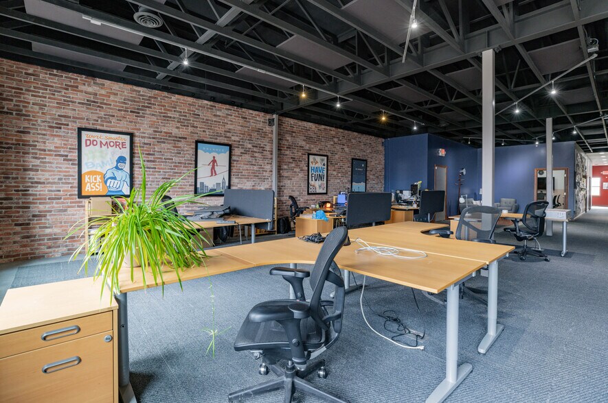 208-210 Main St, Cedar Falls, IA for sale - Building Photo - Image 1 of 1