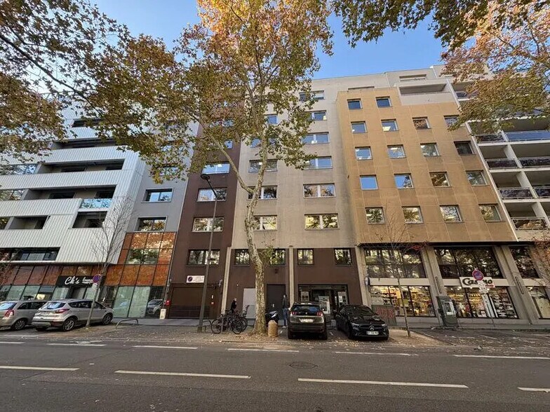 Office in Lyon for lease - Building Photo - Image 1 of 11