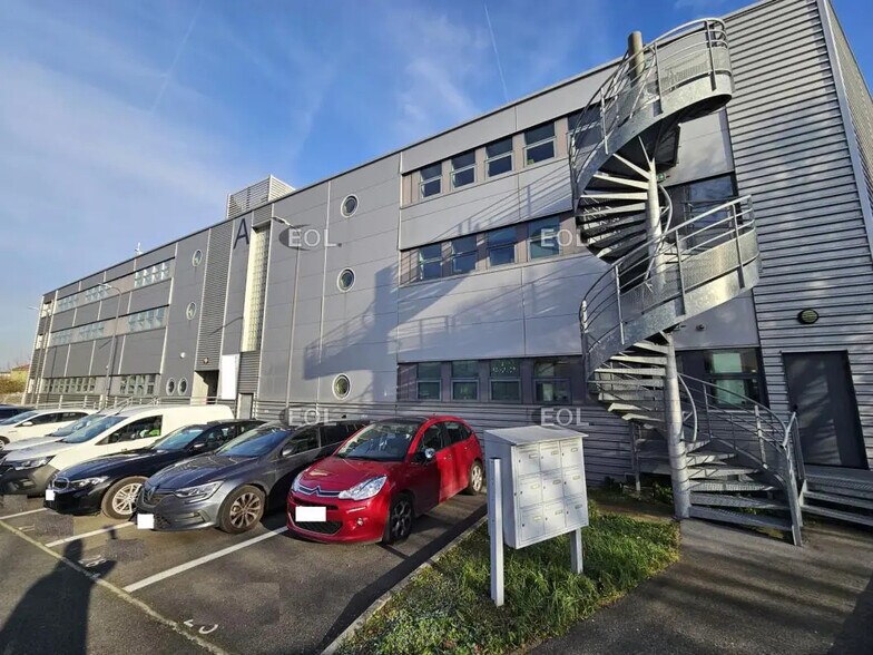 Office in Ivry-sur-Seine for lease - Building Photo - Image 1 of 11