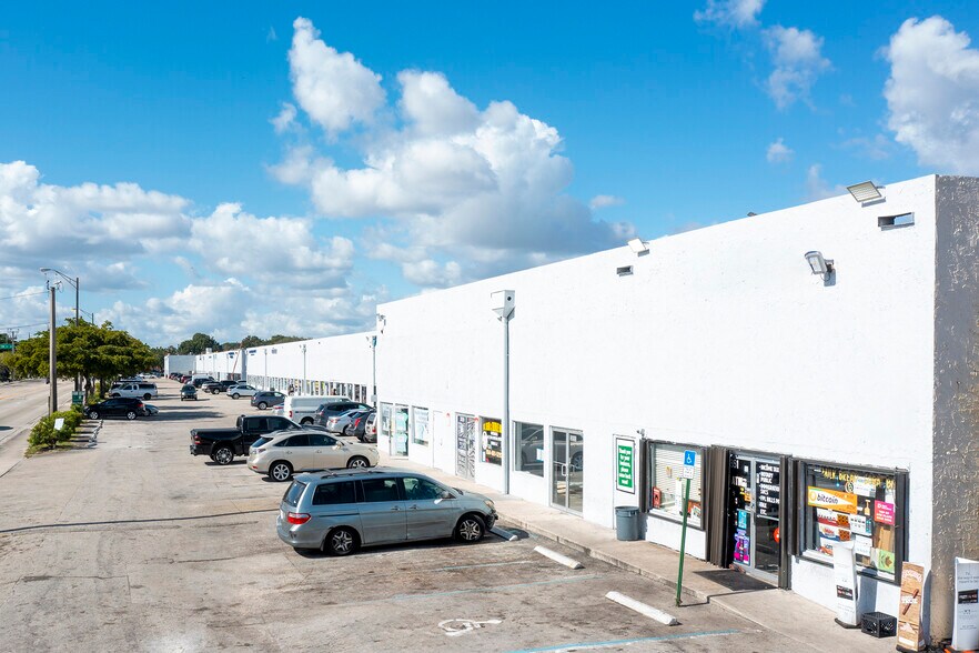 3927-3999 NW 19th St, Lauderdale Lakes, FL for lease - Building Photo - Image 3 of 5