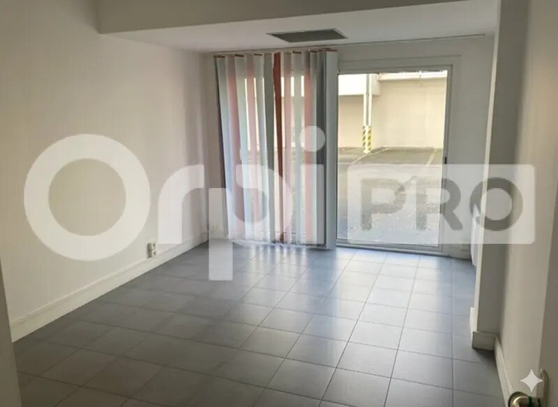 Office in La Rochelle for lease - Interior Photo - Image 2 of 2