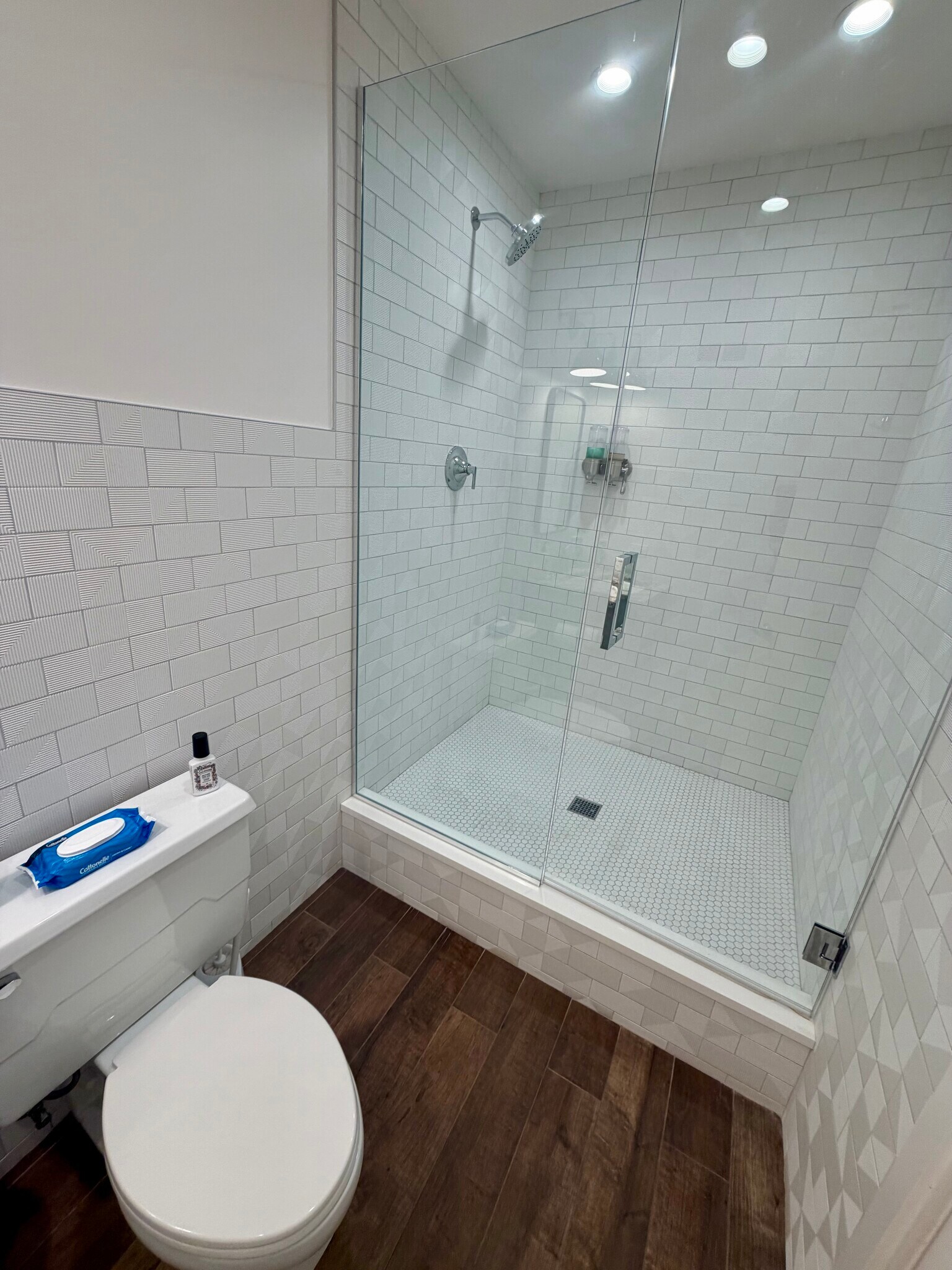 213 W Institute Pl, Chicago, IL for lease Interior Photo- Image 1 of 25