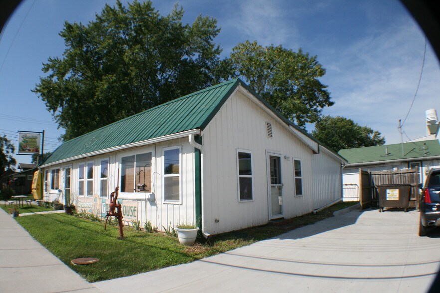 160 N Main St, Peculiar, MO 64078