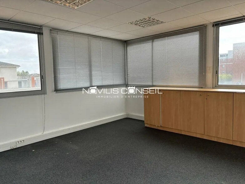 Office in Toulouse for lease - Interior Photo - Image 2 of 5