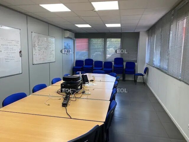 Flex in Vitrolles for lease - Interior Photo - Image 2 of 3