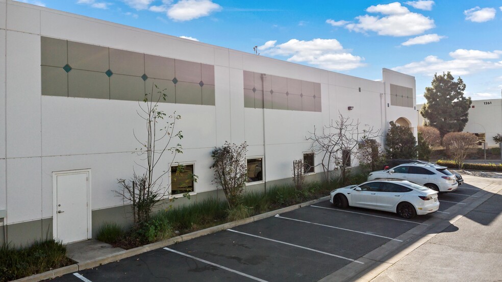 1250 Mountain View Cir, Azusa, CA for lease - Building Photo - Image 2 of 10