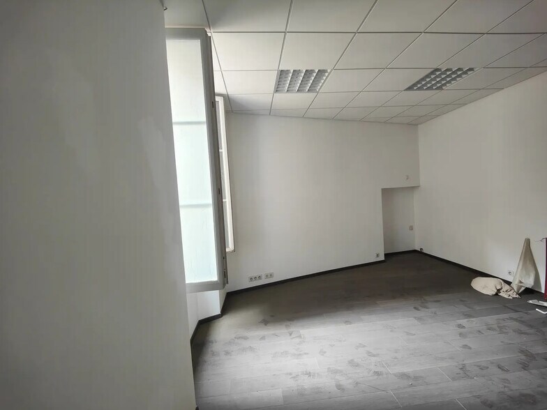 Office in Cannes for lease - Interior Photo - Image 3 of 7