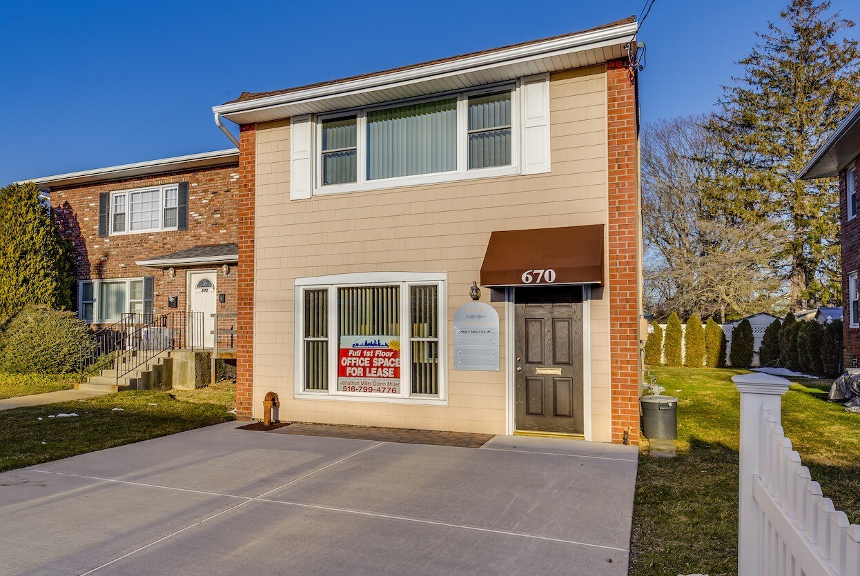 670 Broadway, Massapequa, NY for sale Primary Photo- Image 1 of 1