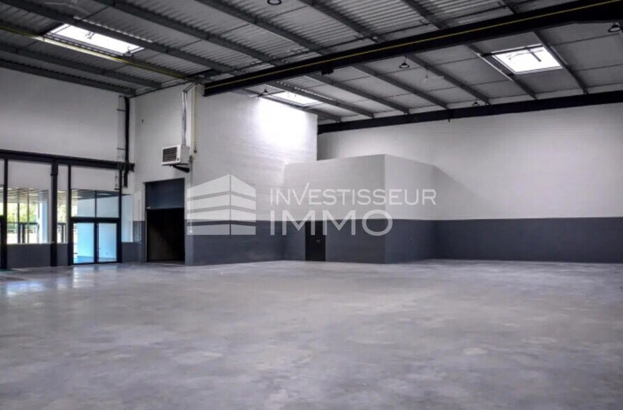 Flex in Stains for sale - Interior Photo - Image 1 of 6