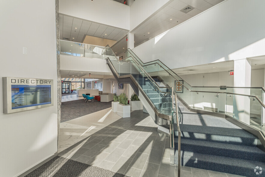 33 Boston Post Rd W, Marlborough, MA for lease - Lobby - Image 1 of 6