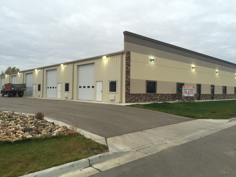 7050 Highway 2 E, Minot, ND for lease - Primary Photo - Image 1 of 6