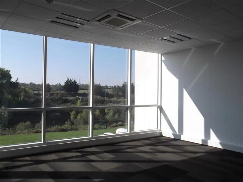 Office in Saint-Priest for lease - Interior Photo - Image 3 of 4