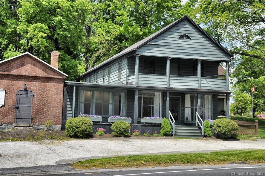 4 Main St, Woodbury, CT 06798