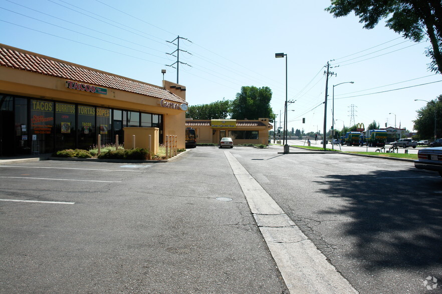 1418-1464 W Ashlan Ave, Fresno, CA for lease - Primary Photo - Image 2 of 4