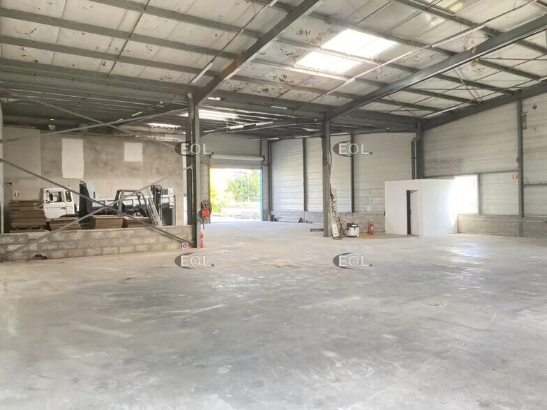 Industrial in Toussieu for lease - Interior Photo - Image 3 of 16