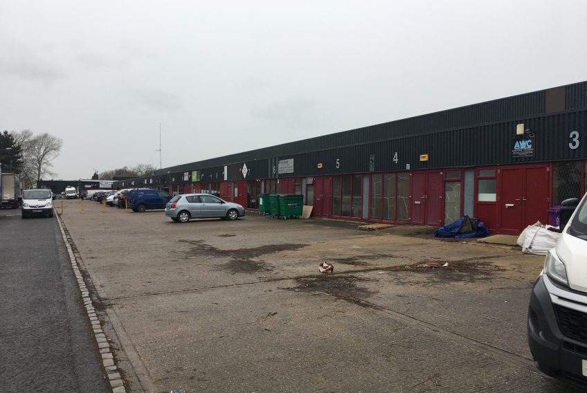 1-19 Bessemer Cres, Aylesbury for lease - Building Photo - Image 3 of 3