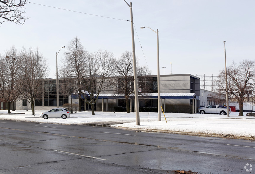 124 The East Mall, Toronto, ON for lease - Primary Photo - Image 1 of 2