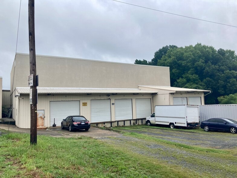 6153-6161 E Independence Assemblage Sale portfolio of 4 properties for sale on LoopNet.com - Building Photo - Image 3 of 6