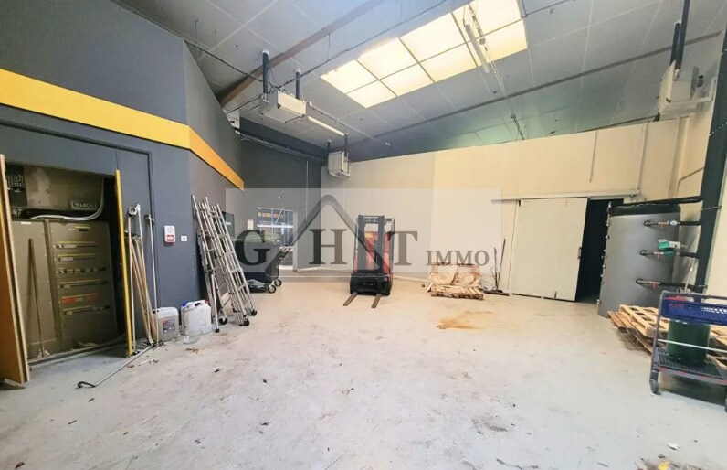 Industrial in Saint-Maximin for lease Building Photo- Image 1 of 7