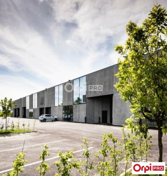 Industrial in Loos for lease - Building Photo - Image 3 of 9