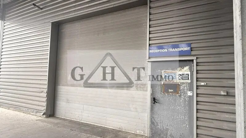 Location Entrepôt 2 500 m² - Photo 1