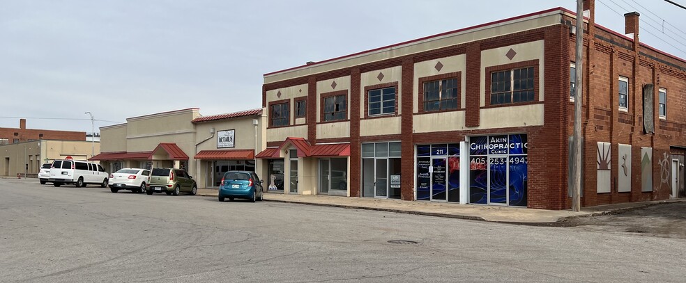 209-211 S 5th St, Chickasha, OK for lease - Building Photo - Image 2 of 10