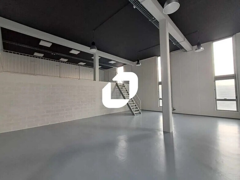 Flex in Bordeaux for lease - Interior Photo - Image 2 of 9