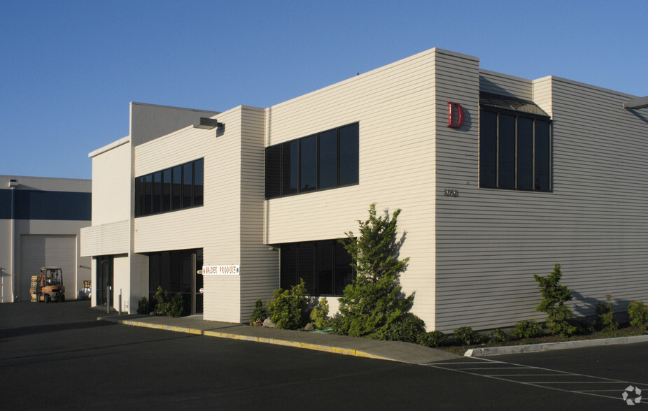 2026 NE Columbia Blvd, Portland, OR for lease - Building Photo - Image 1 of 4