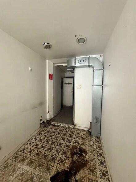 Retail in Saint-Mandé for lease - Building Photo - Image 3 of 6