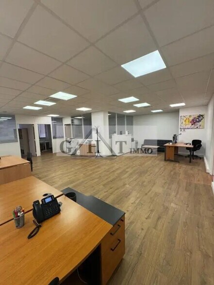 Office in Maisons-Alfort for lease - Interior Photo - Image 3 of 8