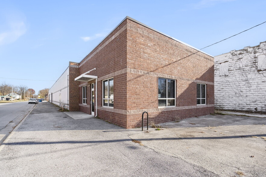 1920 N National Ave, Springfield, MO for lease - Building Photo - Image 1 of 33