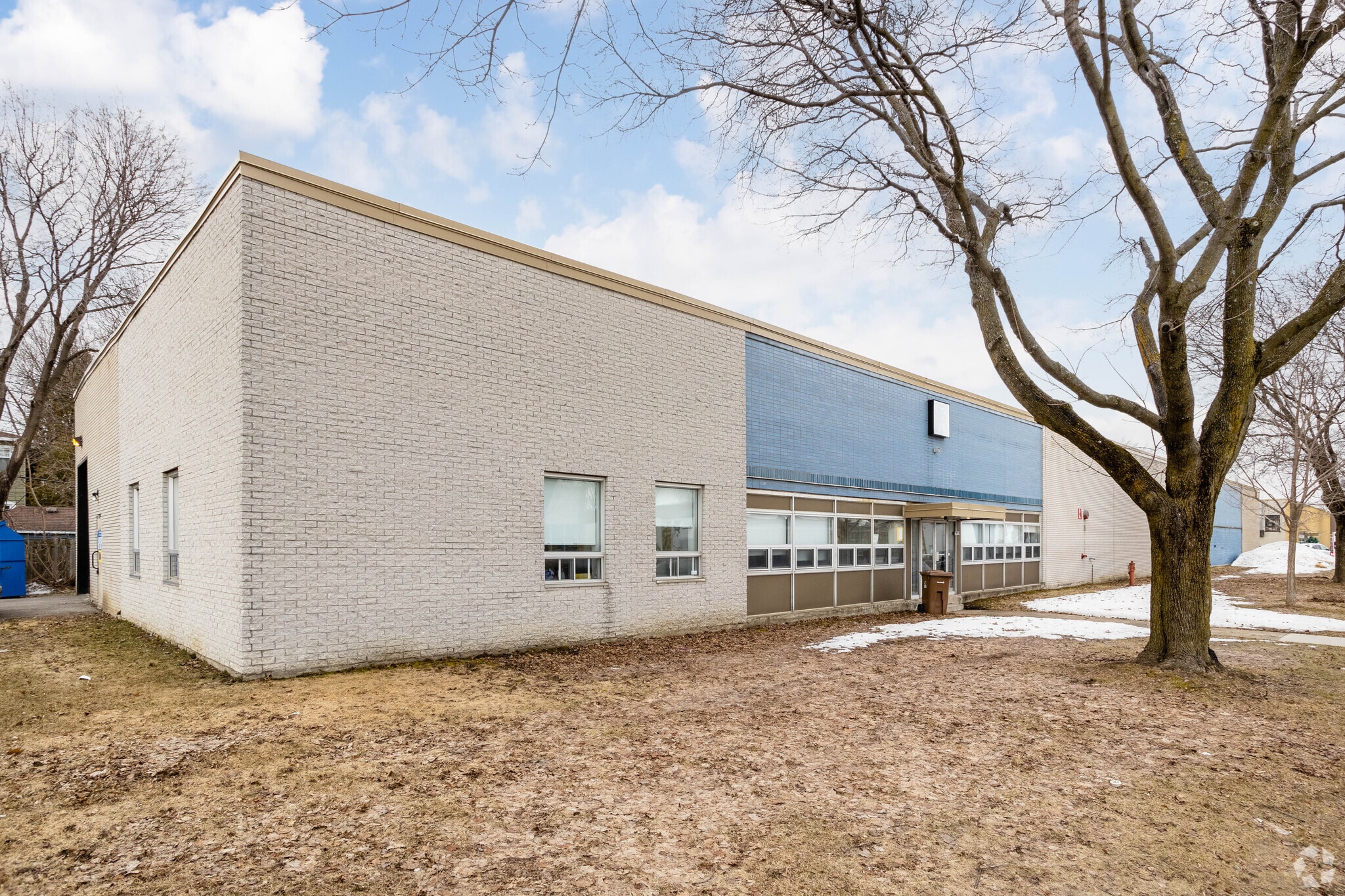 2720 Rue Duchesneau, Montréal, QC for lease Primary Photo- Image 1 of 6