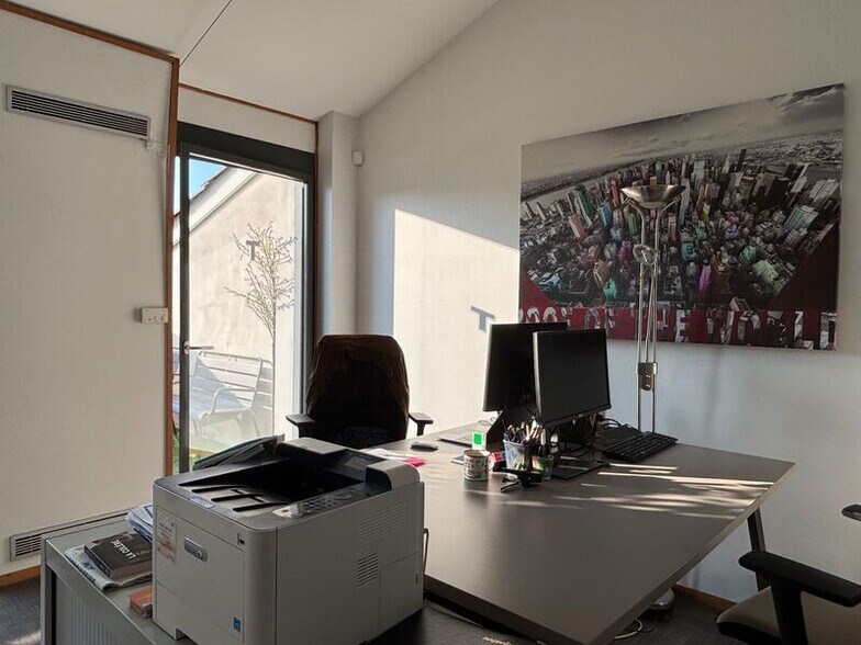 Office in Lyon for lease - Building Photo - Image 2 of 8