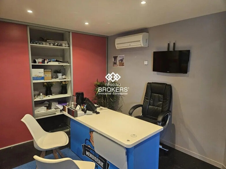 Retail in Valence for lease - Interior Photo - Image 2 of 7