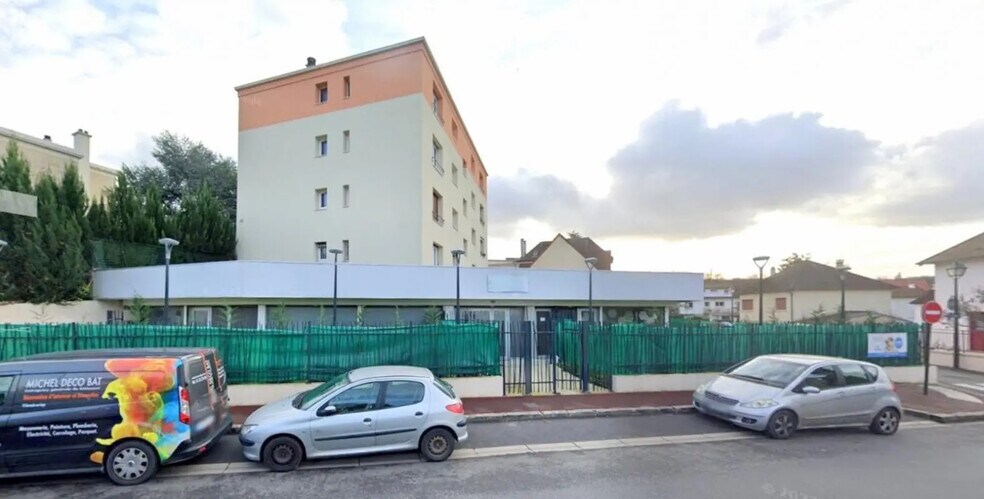 Retail in Saint-Germain-en-Laye for lease - Building Photo - Image 1 of 6