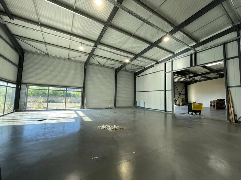 Flex in Saint-Loubès for lease - Building Photo - Image 3 of 10