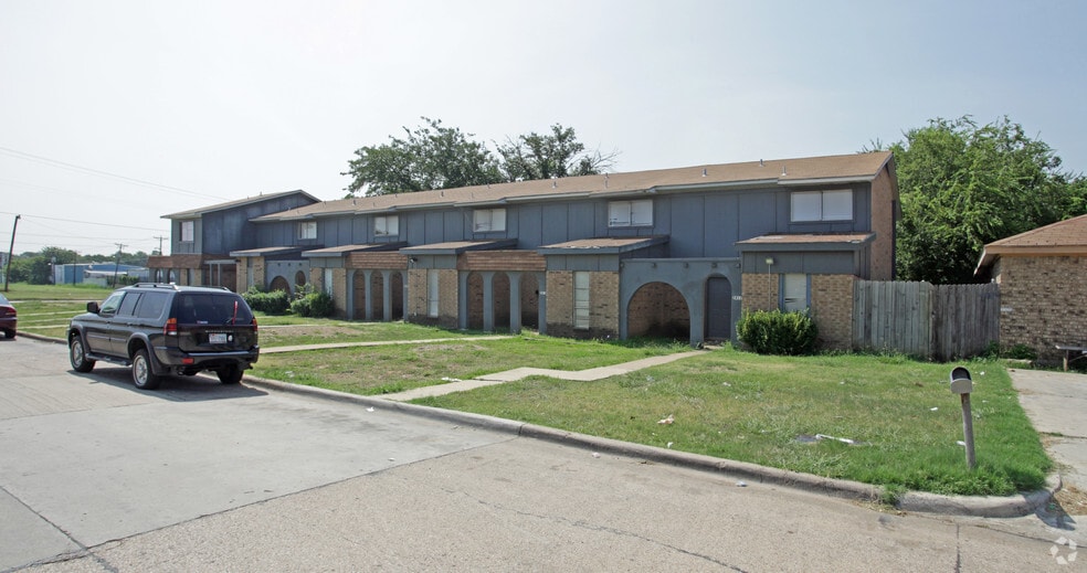 2401-2411 Doreen St, Grand Prairie, TX for sale - Primary Photo - Image 1 of 10
