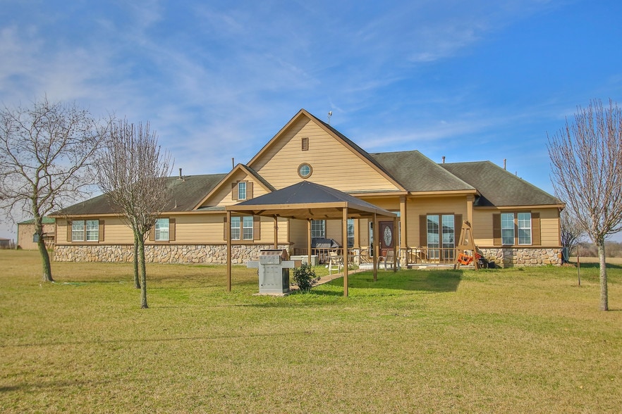 17551 Mathis Rd, Waller, TX 77484