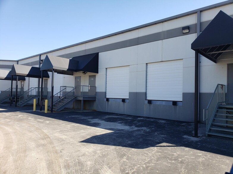 601-611 Trade Center Blvd, Chesterfield, MO for lease - Building Photo - Image 3 of 9