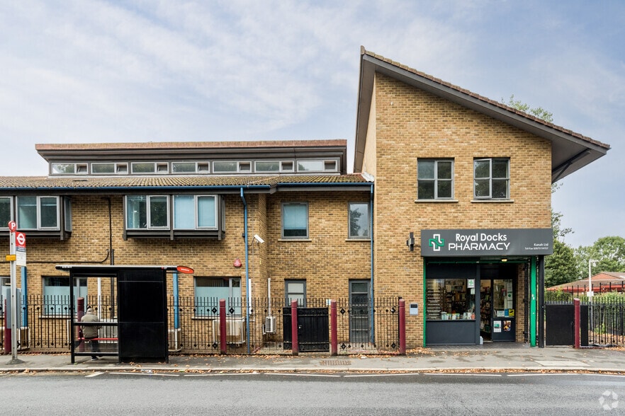 21-23 East Ham Manor Way, London for lease - Building Photo - Image 3 of 4