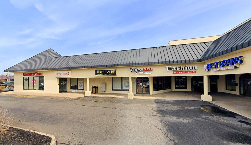 2090 State Route 27, Edison, NJ 08817 Pines Plaza