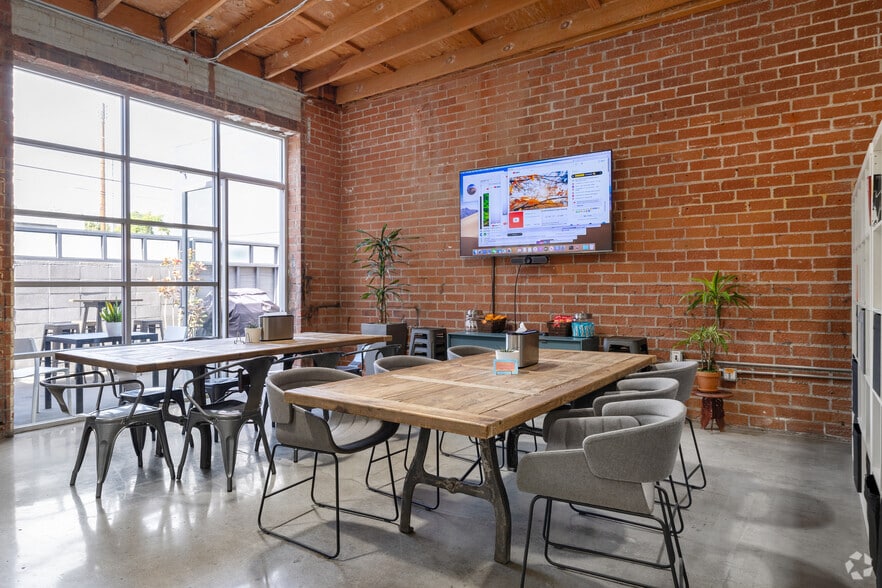 3384 Robertson Pl, Los Angeles, CA for lease - Interior Photo - Image 2 of 13