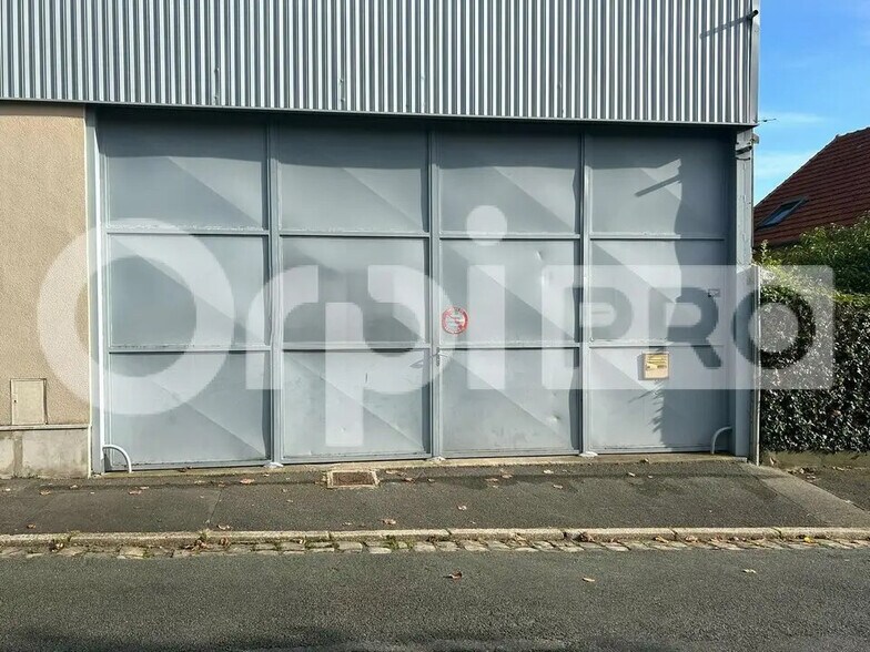 Flex in Lardy for sale - Building Photo - Image 2 of 4