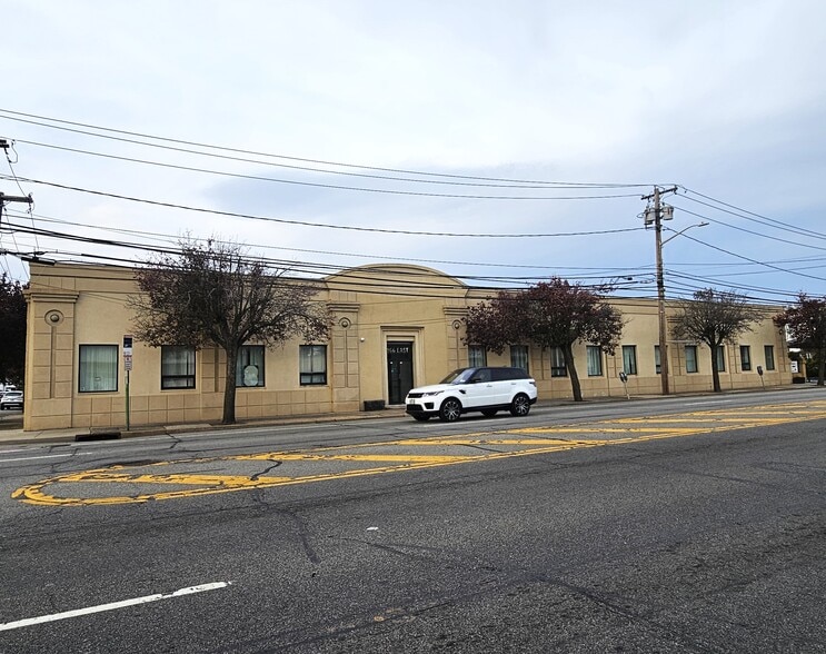 166 E Jericho Tpke, Mineola, NY for lease - Building Photo - Image 1 of 46