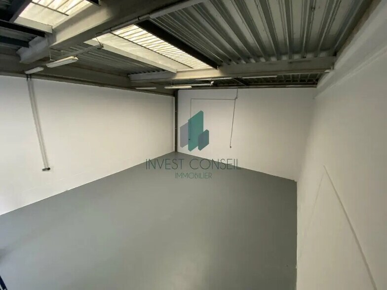 Flex in Chambly for lease - Building Photo - Image 2 of 6