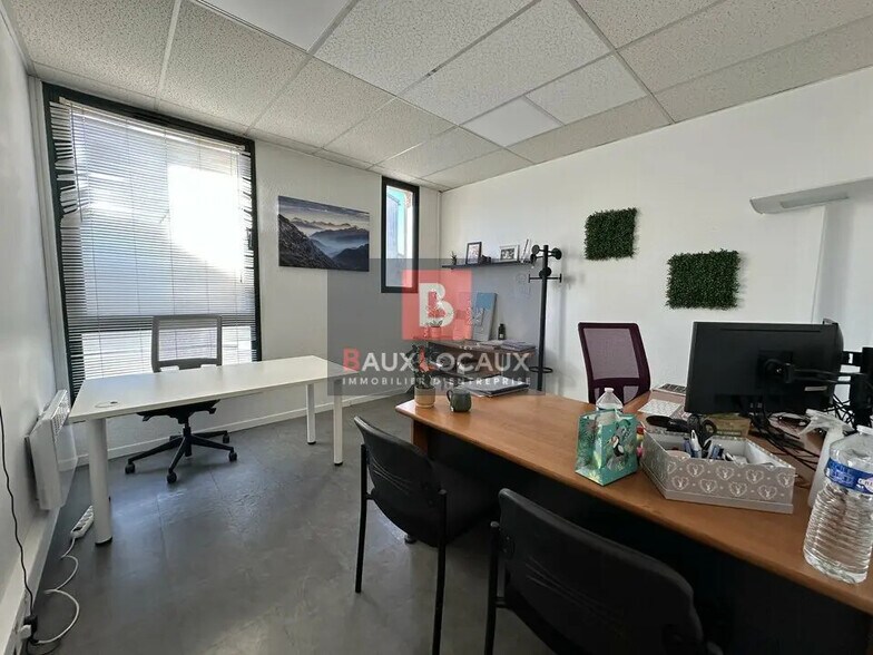 Office in Le Pontet for lease - Interior Photo - Image 3 of 8