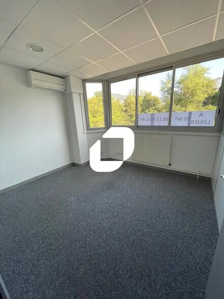 Office in SAINT-MARTIN-D'HERES for lease - Interior Photo - Image 2 of 8