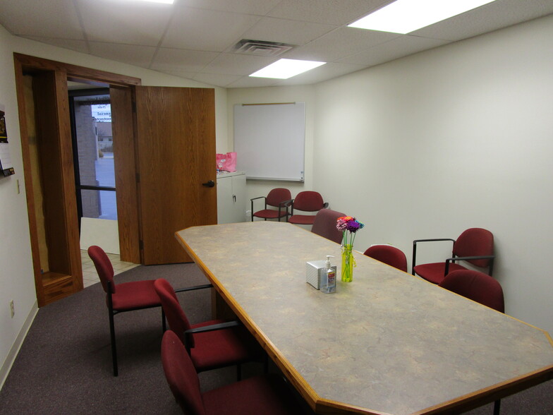 1807 E Mary St, Garden City, KS for lease - Interior Photo - Image 3 of 12