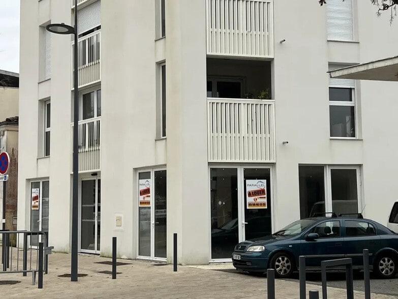 Retail in Saint-Médard-en-Jalles for lease - Building Photo - Image 1 of 3