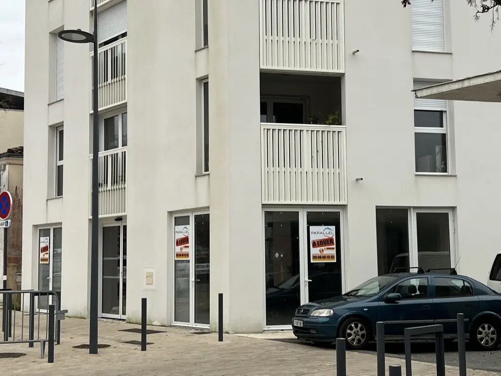 Retail in Saint-Médard-en-Jalles for lease Building Photo- Image 1 of 4